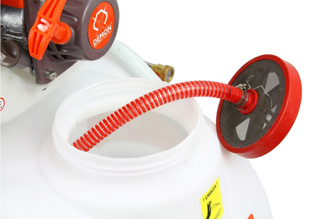 Spalinowy opryskiwacz wózkowy ze zwijaczem węża 50L DEMON