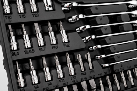 Zestaw narzędziowy klucze płaskooczkowe nasadowe wkrętaki bity 1/4" 3/8" 82el ISMA