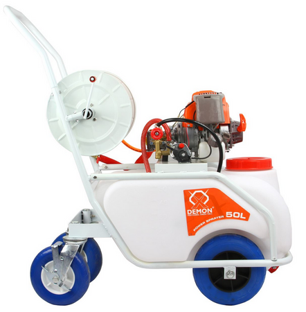 Spalinowy opryskiwacz wózkowy ze zwijaczem węża 50L DEMON