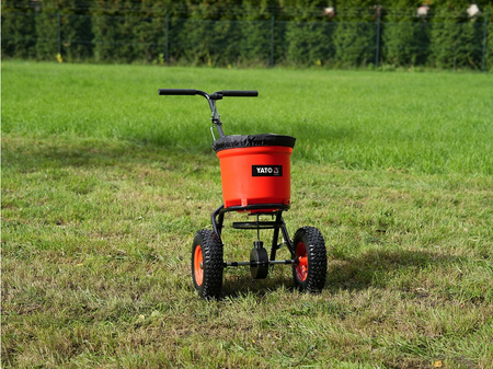 Siewnik rozrzutnik ogrodowy rotacyjny do nawozu piasku nasion 25 kg 23 L YATO