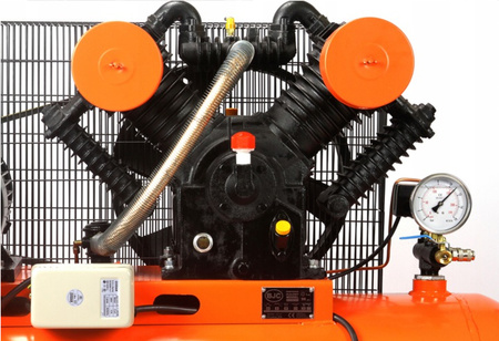 Kompresor olejowy 4-tłokowy ze zbiornikiem o pojemności 350L, 12bar BJC
