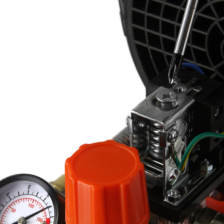 Kompresor olejowy 2-tłokowy ze zbiornikiem o pojemności 50l BJC