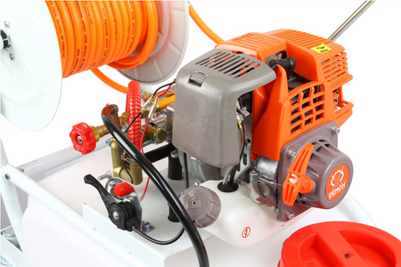 Spalinowy opryskiwacz wózkowy ze zwijaczem węża 50L DEMON