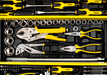 Skrzynka narzędziowa metalowa + zestaw kluczy narzędzi 87el. WMC