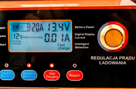 Prostownik akumulatorowy inteligentny SMART A100 ładowarka 12V / 24V 20A Volt Polska
