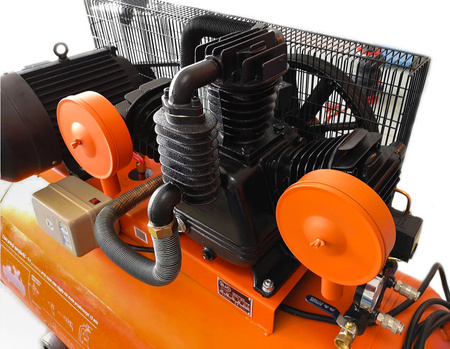 Kompresor olejowy 3-tłokowy ze zbiornikiem o pojemności 350L, 12bar BJC