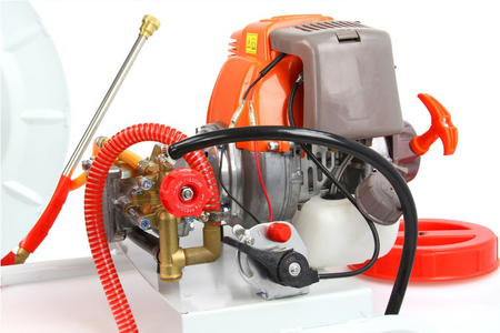Spalinowy opryskiwacz wózkowy ze zwijaczem węża 50L DEMON