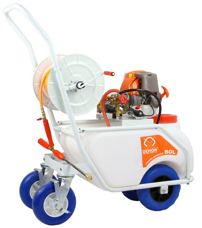 Spalinowy opryskiwacz wózkowy ze zwijaczem węża 50L DEMON