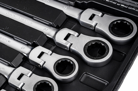 Klucze płasko oczkowe z grzechotką łamane satyna walizka 6-32 mm 22el FALON-TECH