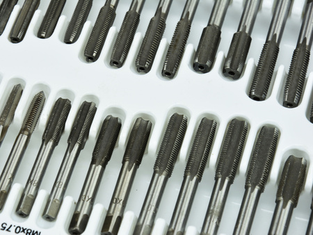 Zestaw narzynki gwintowniki kalibrowniki 110 sztuk SILVER