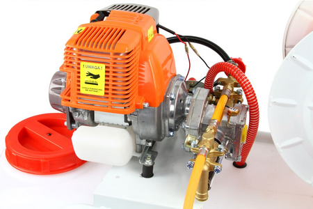 Spalinowy opryskiwacz wózkowy ze zwijaczem węża 50L DEMON