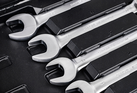 Klucze płasko oczkowe z grzechotką łamane satyna walizka 6-32 mm 22el FALON-TECH