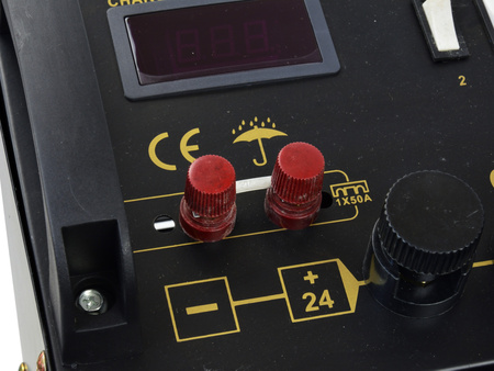 Prostownik z rozruchem CLASS 430 12/24V 360A LCD GEKO