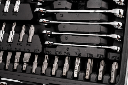 Zestaw narzędziowy klucze płaskooczkowe nasadowe wkrętaki bity 1/4" 3/8" 82el ISMA