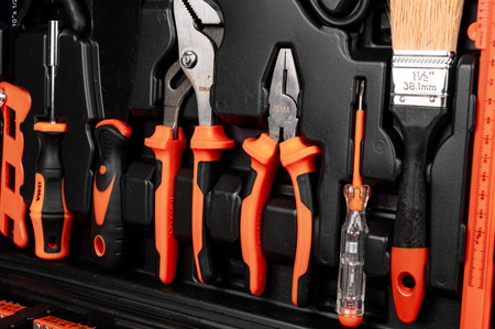 Zestaw narzędziowy warsztatowy młotek wkrętaki bity akcesoria xxl 1372el ISMA