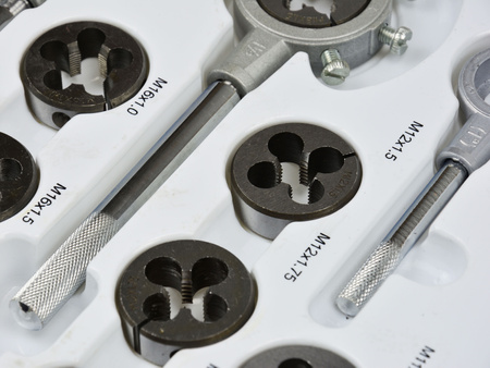 Zestaw narzynki gwintowniki kalibrowniki 110 sztuk SILVER