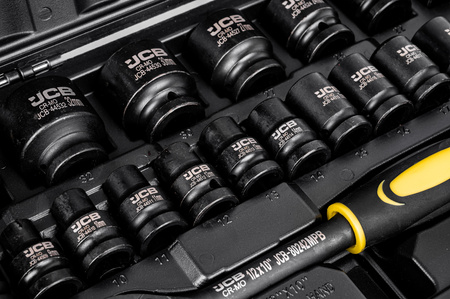 Profesjonalne klucze nasadowe zestaw 32el. 1/2" JCB