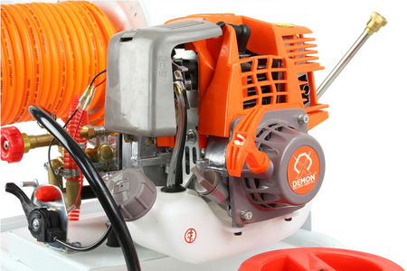 Spalinowy opryskiwacz wózkowy ze zwijaczem węża 50L DEMON