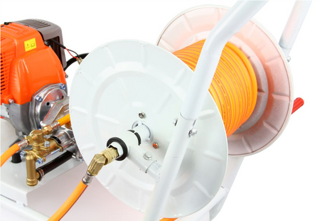 Spalinowy opryskiwacz wózkowy ze zwijaczem węża 50L DEMON