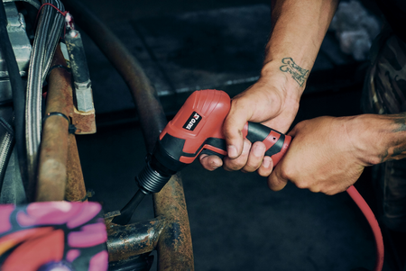 Młotek pneumatyczny kompozytowa budowa + 4 dłuta YATO