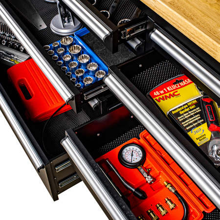 Duży stół warsztatowy z drewnianym blatem, szafką oraz szufladami JCB