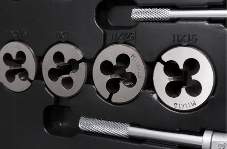 Zestaw narzynki gwintowniki kalibrowniki 110 sztuk TRADE HOUSE